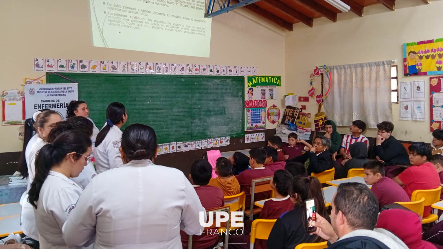 Estudiantes de Enfermería desarrollaron taller de primeros auxilios en la Escuela Mariano Bobadilla